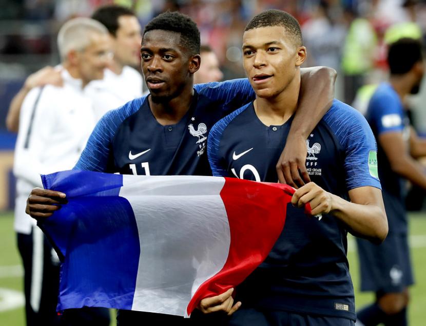 Kylian Mbappe (kanan) dan Ousmane Dembele saat membawa timnas Prancis juara Piala Dunia 2018. 