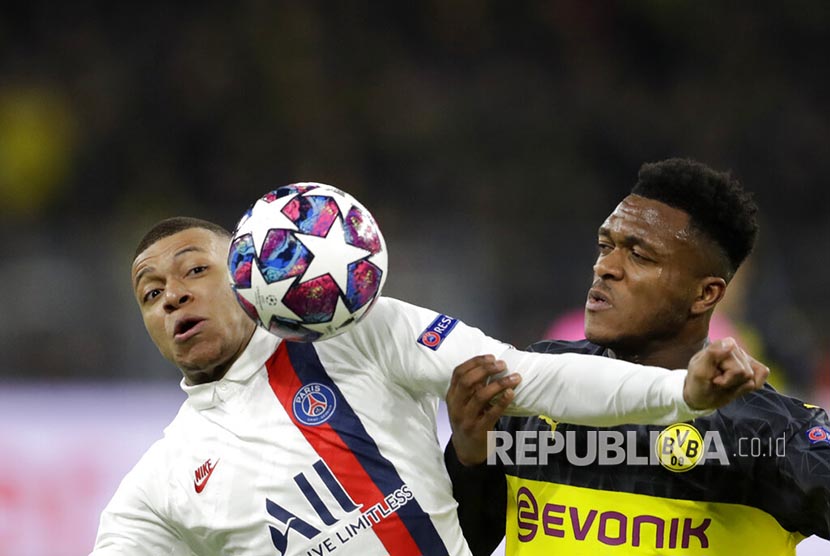 Penyerang PSG Kylian Mbappe (kiri).