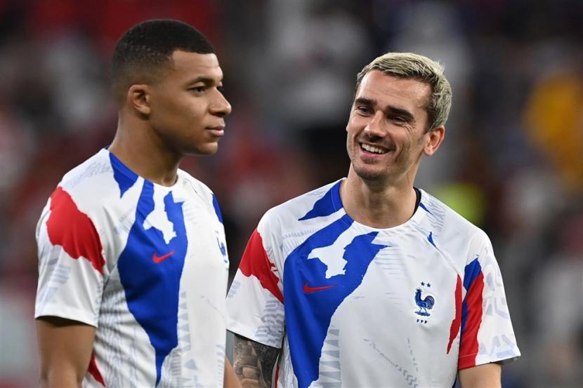  Kylian Mbappe (Kiri) dan Antoine Griezmann dari Prancis menjalani rutinitas pemanasan sebelum pertandingan sepak bola babak 16 besar Piala Dunia 2022 antara Prancis dan Polandia di Stadion Al Thumama di Doha, Qatar, Ahad, 4 Desember 2022. 