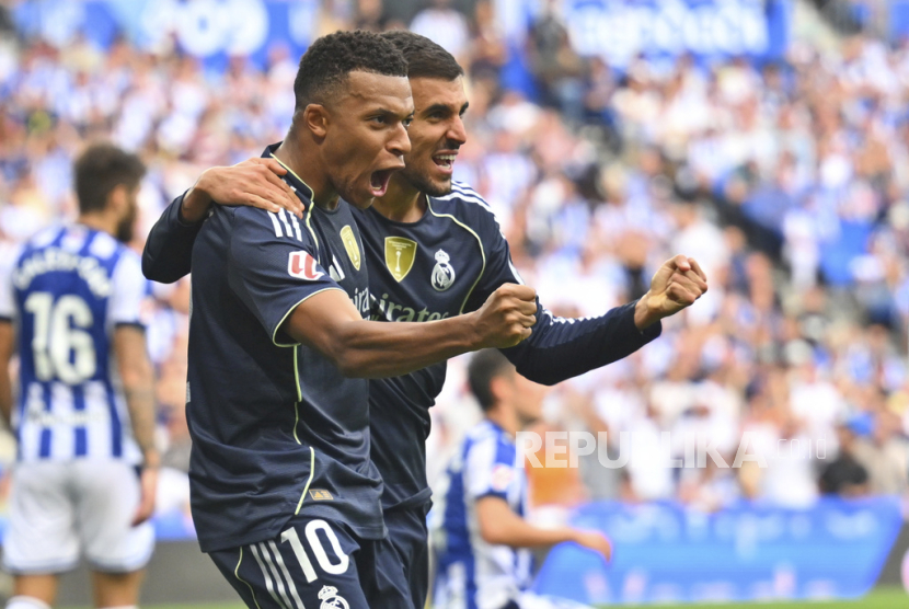 Kylian Mbappe (kiri) dari Real Madrid dan rekannya Dani Ceballos merayakan gol ke gawang Real Sociedad dalam pertandingan La Liga Spanyol di Reale Arena, San Sebastian, Spanyol, Sabtu, Sabtu, 13 September 2025. 