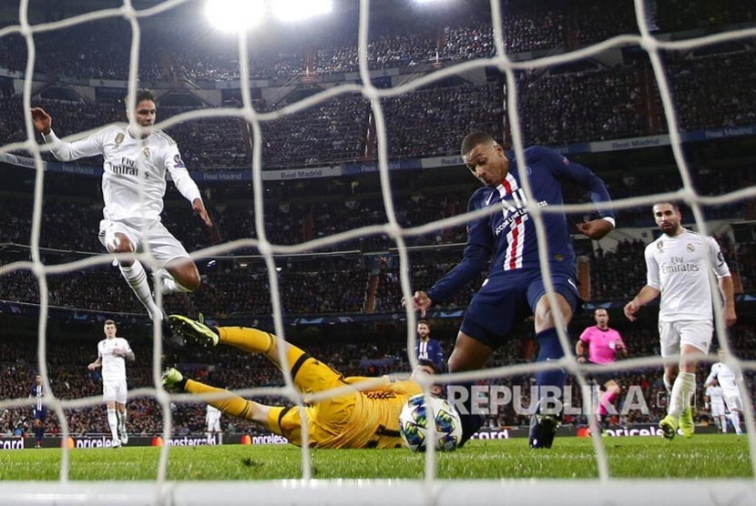 Kylian Mbappe mencetak gol ke gawang Madrid pada laga Liga Champions Grup A antara Real Madrid melawan Paris Saint Germain di Santiago Bernabeu, Rabu (27/11) dini hari. 