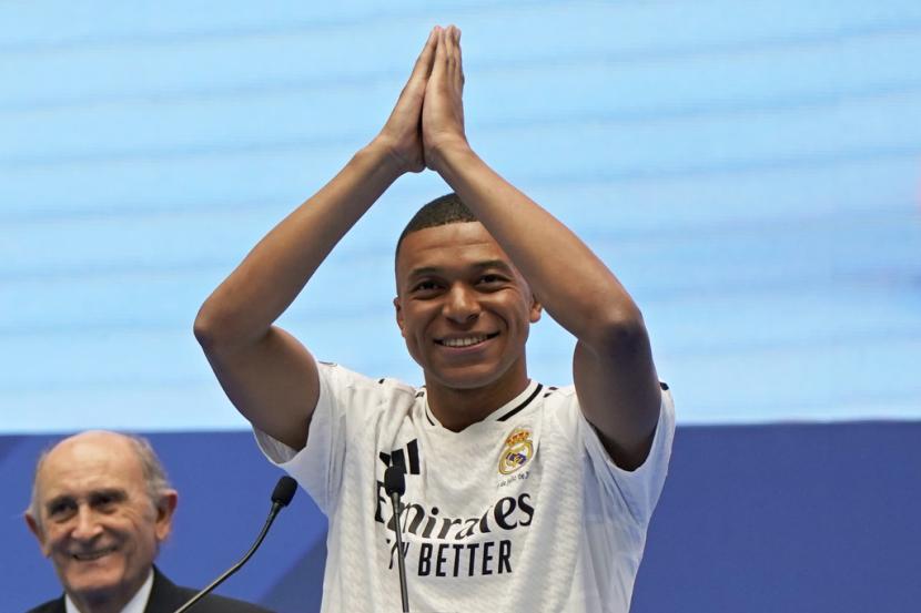 Kylian Mbappe saat diperkenalkan Real Madrid kepada penggemarnya di Santiago Bernabeu, Madrid, Selasa (16/7/2024).