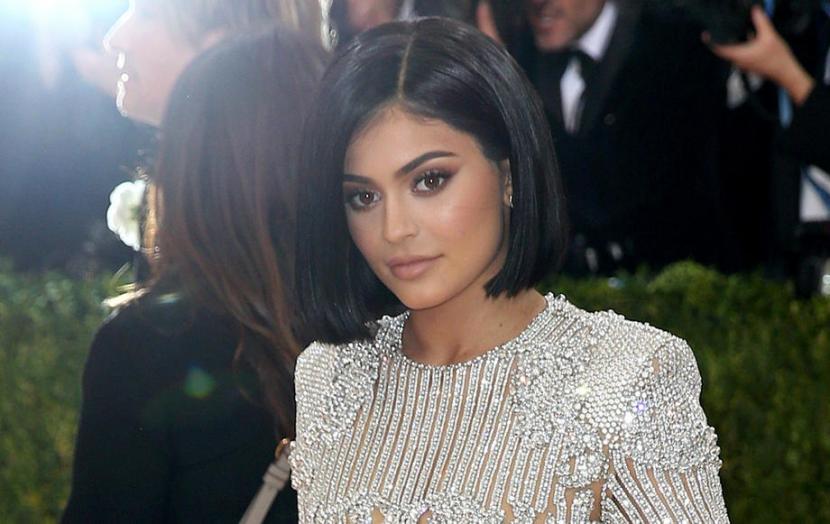 Kylie Jenner baru-baru ini mendapat kritik karena mengunggah foto mendukung Israel.