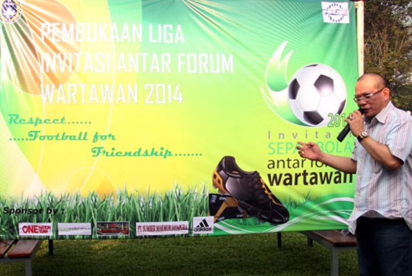 La Nyalla Mattalitti saat membuka Invitasi Sepakbola Antar Forum Wartawan.