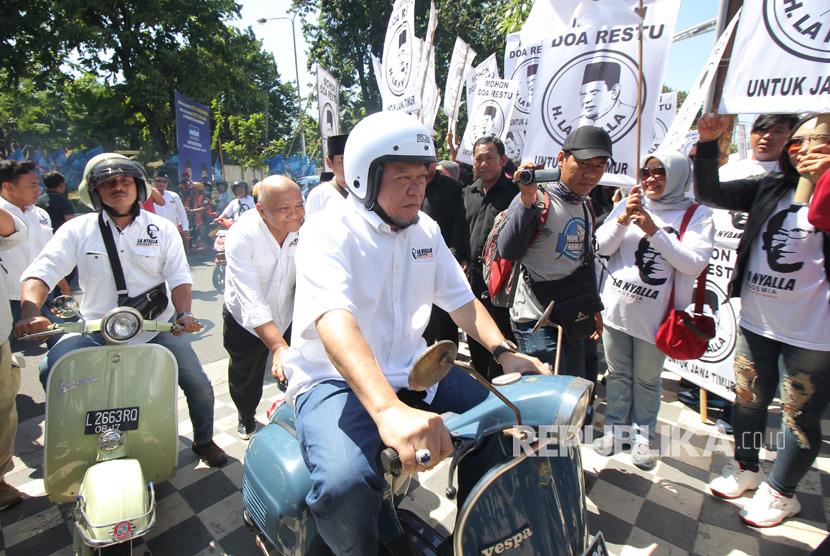 La Nyalla Mattalitti (tengah) mengendarai Vespa menuju kantor DPD Partai Demokrat Jatim di Jalan Raya Kertajaya Surabaya, Jawa Timur, Senin (17/7). 