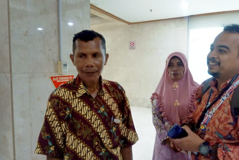 La Sali, ayah dari almarhum Imawan Randi (21) yang tewas tertembak dalam kericuhan di Kendari, Sulawesi Tenggara, usai menemui Komisi III DPR, di Kompleks Parlemen, Jakarta, Selasa (10/12).