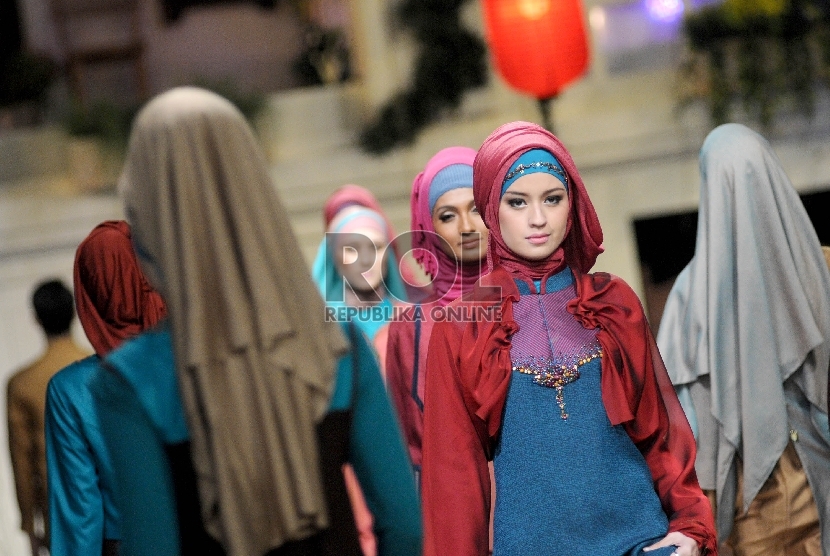 Label busana Muslim Shafira berencana menggandeng dua perancang asal New York, AS, untuk koleksi terbarunya tahun depan.