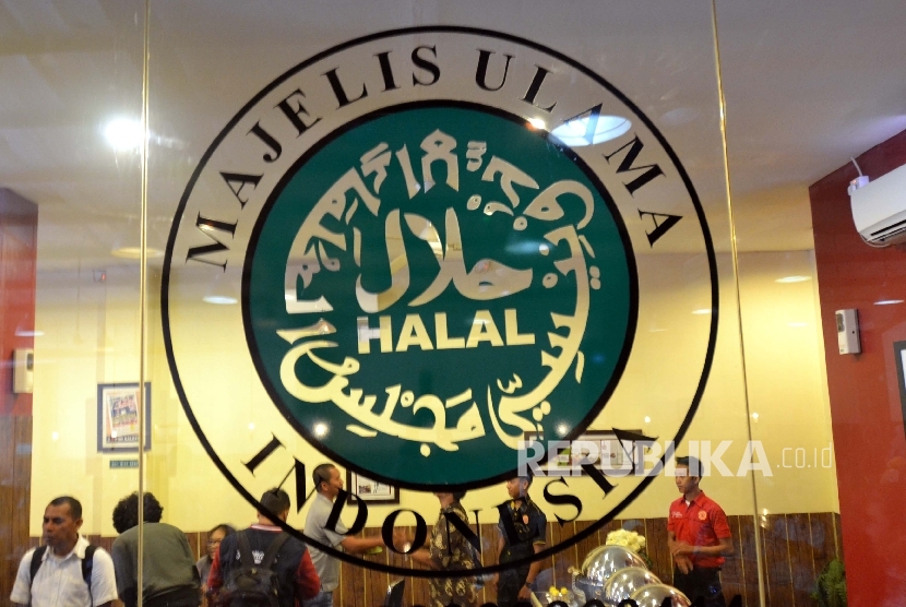 Label halal (ilustrasi). Edukasi konsep halal mendesak dilakukan seiring dibolehkannya pelaku UMKM melakukan self declare atas kehalalan produknya.
