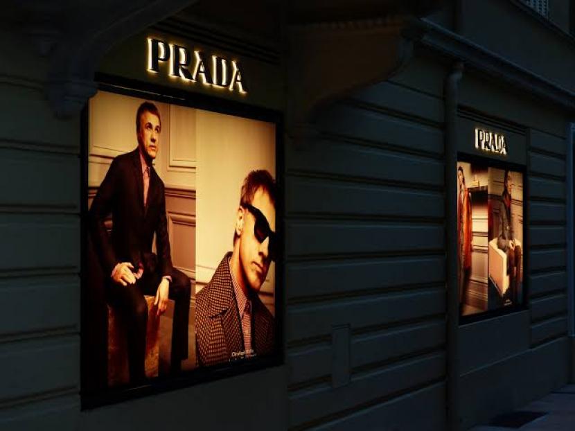 Prada memutuskan menyusul brand lain menangguhkan bisnisnya di Rusia.
