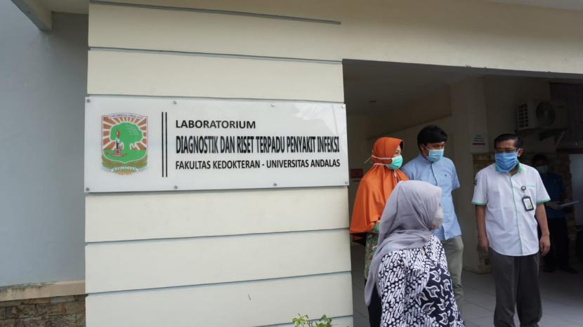 Laboratorium Diagnostik Riset Terpadu Penyakit Infeksi, Fakultas Kedokteran Universitas Andalas yang mampu memeriksa kurang lebih 400 spesimen covid-19 perhari.