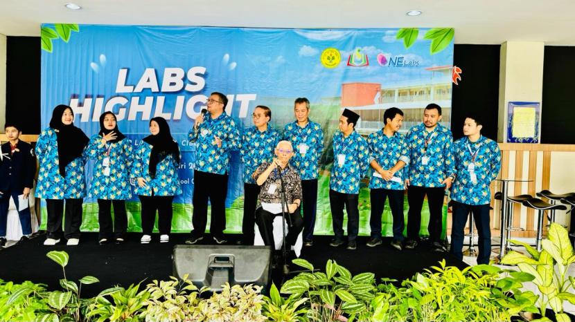 Penasihat Labschool UNJ Prof Arief Rachman (duduk) memberikan sambutan dalam Tes PSB SMP Labschool. 