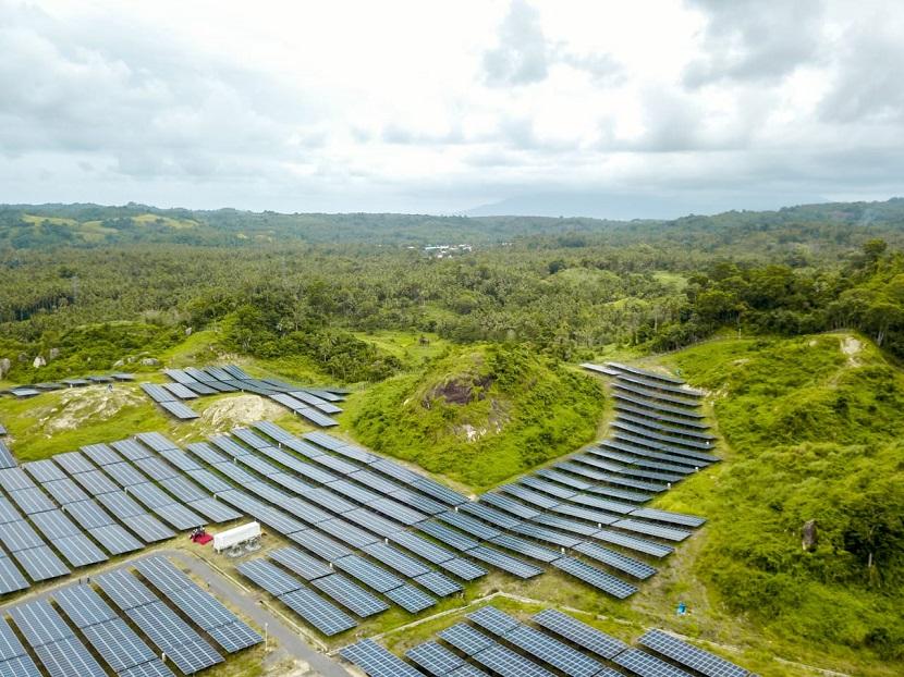 Ladang panel surya terbesar di Indonesia di Desa Wineru, Kecamatan Likupang Timur, Kabupaten Minahasa Utara, Provinsi Sulawesi Utara.