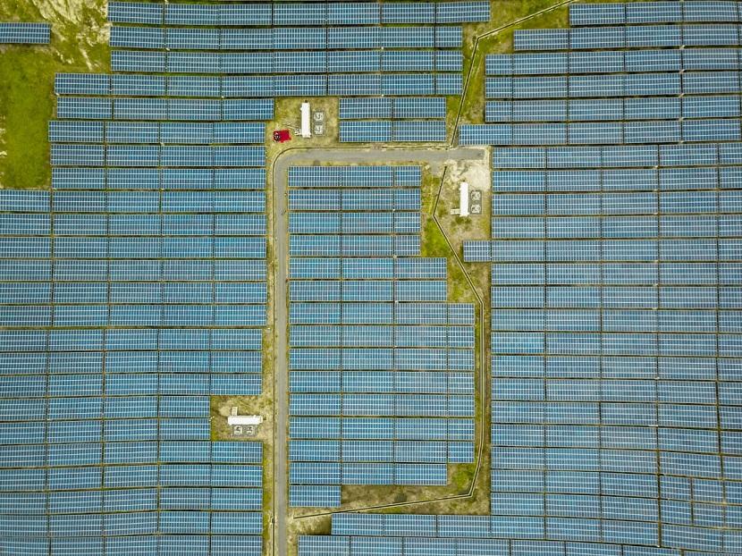 Ladang panel surya di Desa Wineru, Kecamatan Likupang Timur, Kabupaten Minahasa Utara, Provinsi Sulawesi Utara.