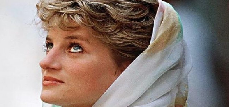 Lady Diana kerap tampil berkerudung saat melakukan kegiatan amal di tengah komunitas Muslim. Di akhir hidupnya, ia menjalin percintaan dengan seorang Muslim, Dodi Al Fayed