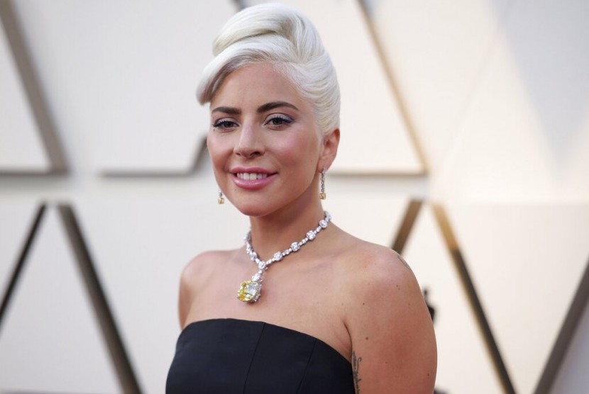 Lady Gaga di karpet merah Oscar mengenakan kalung berlian berusia 141 tahun, Ahad (24/2).