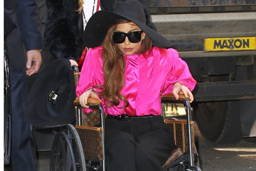 Lady Gaga di kursi roda