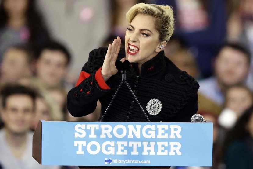 Lady Gaga saat berkampanye untuk kandidat Hillary Clinton, di Raleigh, (8/11).