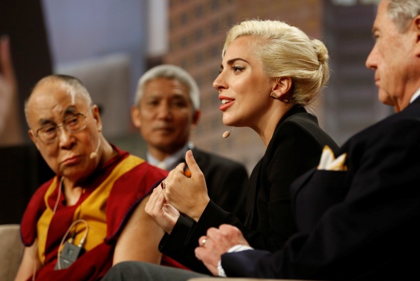 Lady Gaga saat bertemu Dalai Lama di Indianapolis, AS.