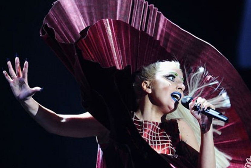 Lady Gaga saat konser.