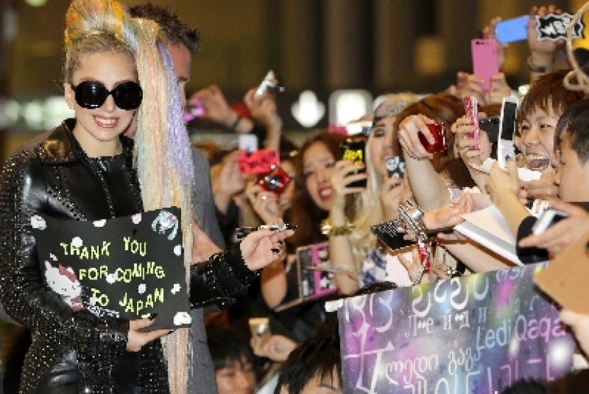 Lady Gaga saat tiba di Bandara Narita, Jepang.