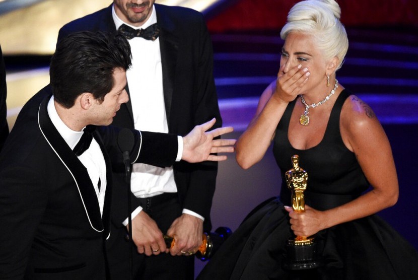 Lady Gaga terharu usai menerima piala Oscar pertamanya, Senin (25/2), di Dolby Theatre Los Angeles.