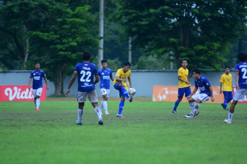 Laga antara Bandung United kontra Farmel FC dalam lanjutan Liga 3 Indonesia.  Wasit memberikan empat kartu merah pada Bandung United di Stadion Jala Krida AAL, Surabaya, Ahad (20/2/2022). 
