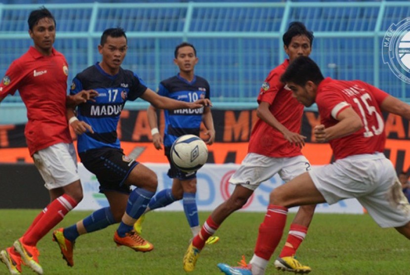 Laga antara Persija Jakarta melawan Persepam Madura United.