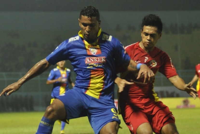 Laga Arema Cronus melawan Semen Padang pada Indonesia Super League (ISL).