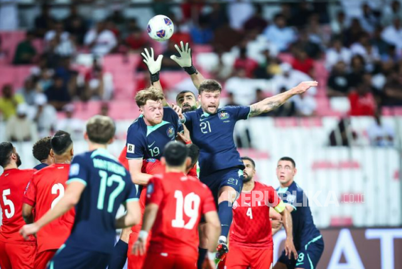 Laga Bahrain (merah) vs Australia pada Kualifikasi Piala Dunia 2026 di Stadion Nasional Bahrain, Rabu (20/11/2024) dini hari WIB.