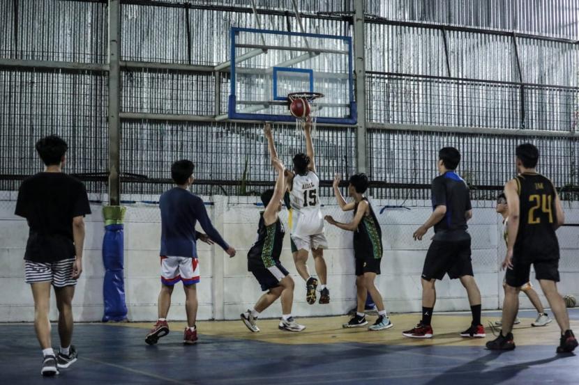 Laga basket di lapangan tertutup (indoor) RSI Kota Palembang, Sumatra Selatan. 