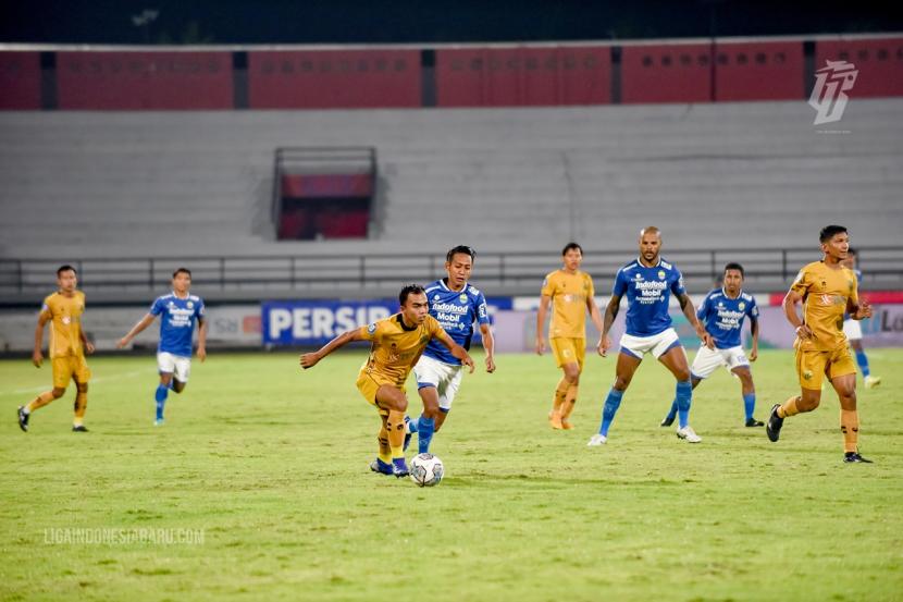 Laga Bhayangkara FC (kuning) vs Persib Bandung di Stadion Kapten I Wayan Dipta, Gianyar, Bali, Ahad (6/2/2022). Bhayangkara FC mengalahkan Persib 1-0 lewat gol Sani Rizki.