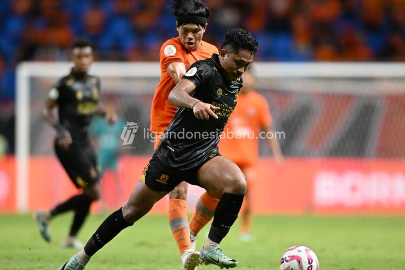 Laga Borneo FC (oranye) vs Madura United (hitam) pada leg kedua semifinal Championship Series Liga 1 di Stadion Batakan, Balikpapan, Ahad (19/5/2024).