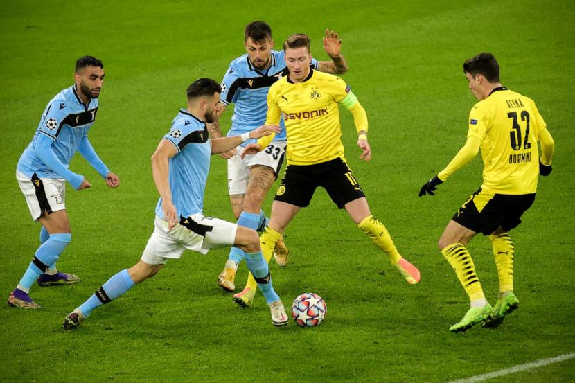 Laga Dortmund vs Lazio pada pertandingan Grup F di Signal Iduna Park, Kamis (3/12) dini hari WIB. Laga tersebut berakhir imbang 1-1.