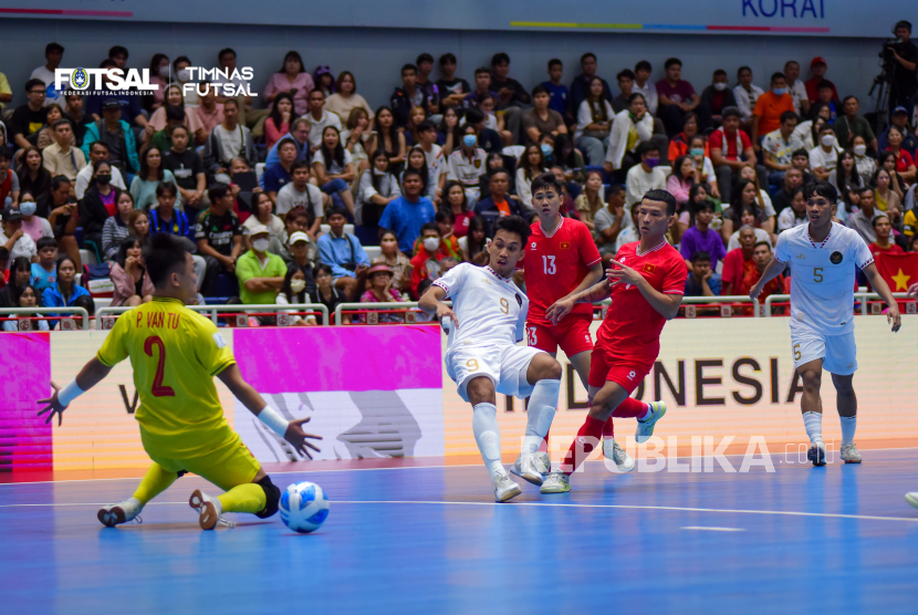 Laga final Piala AFF Futsal 2024 antara Indonesia (kostum putih) dan Vietnam di Nakhon Ratchasima, Thailand, Ahad (10/11/2024).