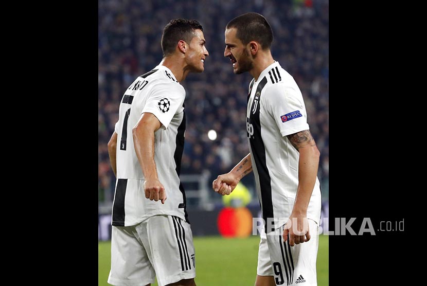 Selebrasi bintang Juventus Cristiano Ronaldo (kiri) setelah mencetak gol bersama Leonardo Bonucci.