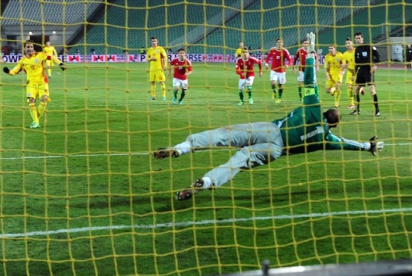 Laga kualifikasi Piala Eropa 2016 antara timnas Rumania kontra Hungaria.
