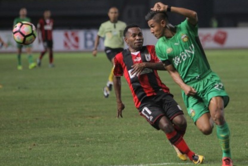 Laga Liga 1 antara Bhayangkara FC dan Persipura di Stadion Patriot Candrabaga, Bekasi, Jawa Barat, Sabtu (9/9). Sejak laga tersebut, Persipura tercatat mengalami satu kali menang (Persiba Balikpapan), dua kali imbang (Barito Putera dan PSM Makassar), dan satu kali kalah ketika menjamu Madura United, Ahad (1/10).