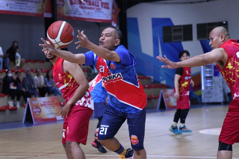 Laga Mahaka vs Kompas Gramedia dalam pertandingan Sinar Mas Land Basketball VIII Tournament 2024 in Collaboration with Digital Hub.