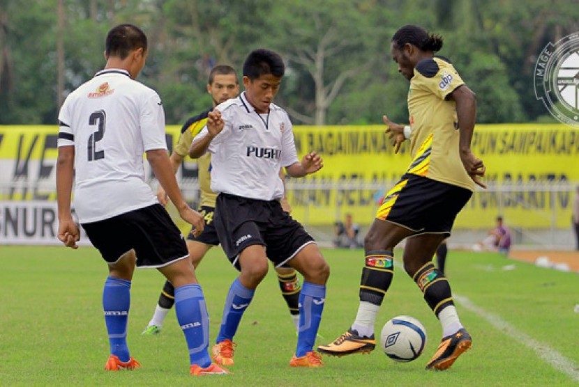 Laga Mitra Kukar melawan Putra Samarinda di Inter Island Cup 2014.