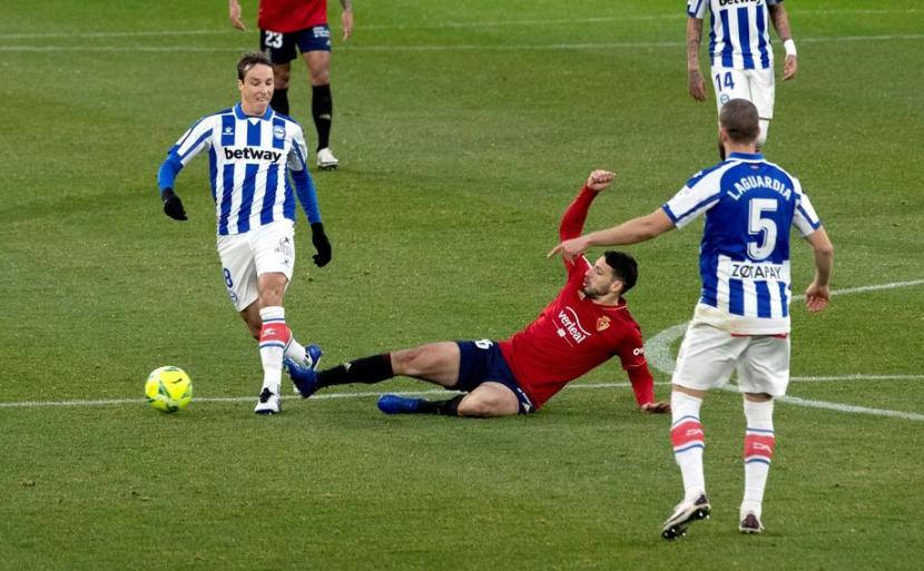 Laga Osasuna (kostum merah) melawan Alaves di La Liga berakhir imbang 1-1.