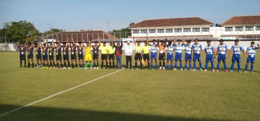 Laga perdana Pekan Olahraga dan Seni Nahdlatul Ulama (Porseni NU) cabang sepak bola kategori pelajar dibuka di Stadion Mini Surakarta, Jawa Tengah, pada Ahad (15/1/2023).