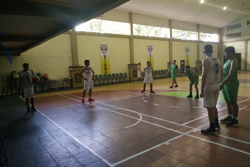Laga persahabatan antara Tim Basket Putra UGM melawan Tim Basket Putra Porprov Tuban, Rabu (19/6) sore WIB.