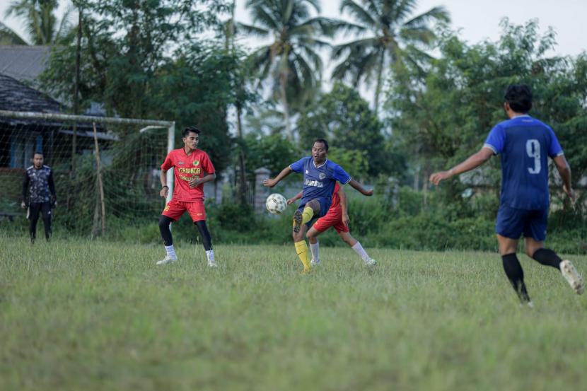 Laga persahabatan Persinga U-21 melawan para legenda sepak bola Jabar. 