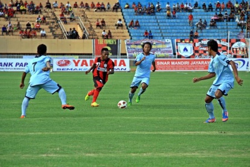 Laga Persipura Jayapura melawan Persela Lamongan.