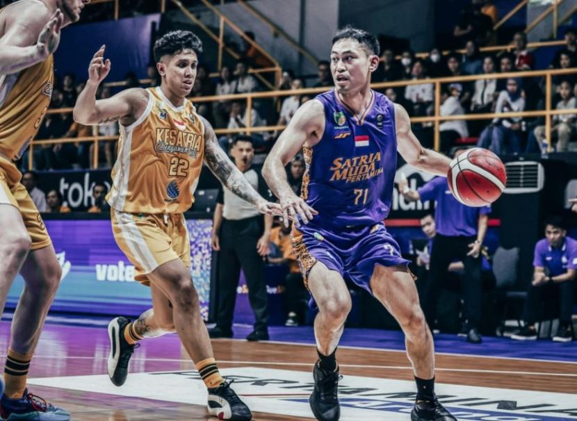 Laga Satria Muda Pertamina melawan Kesatria Bengawan Solo di regular season IBL 2024 (ilustrasi).