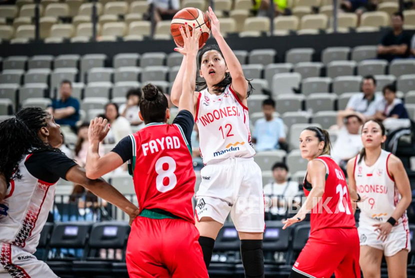 Laga timnas basket putri Indonesia (kostum putih) melawan Lebanon di FIBA Women