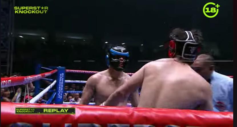 Laga tinju antara Jefri Nichol vs El Rumi dalam ajang Superstar Knockout di Mahaka Square Jakarta, Jumat (17/11/2023).  