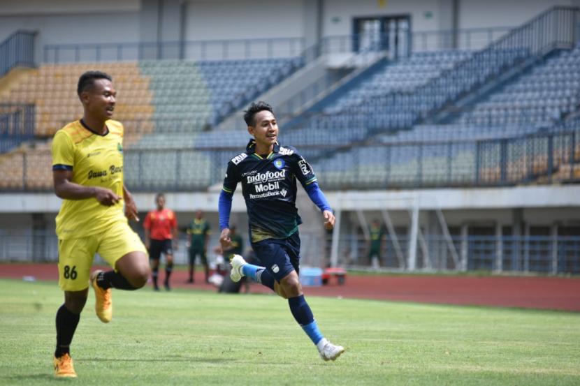 Laga uji coba Persib Bandung dengan tim PraPON Jawa Barat di Stadion Gelora Bandung Lautan Api, Kota Bandung, Sabtu (13/3). Laga yang berlangsung dengan sistem 4x30 menit ini berakhir dengan skor 3-2 atas kemenangan Persib. 