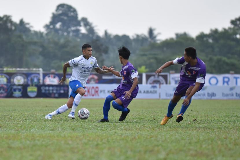 Laga uji coba Persib Bandung kontra Batam Selection di Stadion Gelora Citra Mas, Batam, Rabu (1/6/2022).