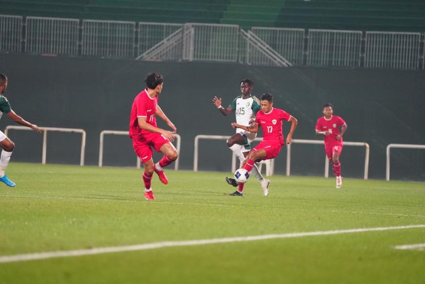 Laga uji coba timnas Indonesia U-23 melawan Arab Saudi U-23 di Dubai, Jumat (5/4/2024).